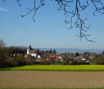 Buggingen im Markgrflerland, Blick auf den Ort mit der evangelischen Kirche, am Horizont die Vogesen, Okt.2011