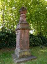 Broggingen, Grabstein von 1824 auf dem ehemaligen Friedhof an der evangelischen Kirche, Okt.2015