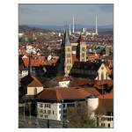 Blick man von einem erhhten Standpunkt auf Esslingen, lassen sich die Auswirkungen unserer heutigen Zeit auf die Landschaft nicht verleugnen: Hinter den Trmen der Stadtkirche die so ganz anders