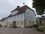 Untergruppenbach, alte Rathaus von 1740, ein markanter Torhausbau, wurde nach Plnen von Franz Hffele von den Fuggern erbaut.