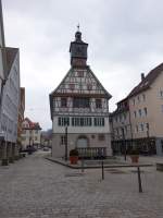 Knzelsau, altes Rathaus in der Hauptstrae, erbaut 1522 im frnkischen Fachwerkstil, heute Stadtbcherei (15.03.2015)