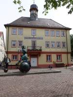 Mingolsheim, Skulptur Der Wagenlenker von Jrgen Goertz am Marktplatz von der Musikschule (31.05.2015)