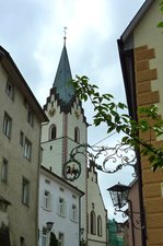Engen, Blick durch die Altstadtgassen zur Stadtkirche Mari Himmelfahrt, Juli 2012