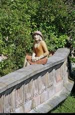 Eine Skulptur einer Frau sitzt auf der Terrasse eines Hauses in der Konstanzer Seestrae.