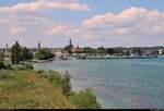 Blick vom Seeburgpark in Kreuzlingen (CH) auf die Stadt Konstanz mit ihrem Hafen am Bodensee.
