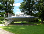 Kehl,  UFO ist gelandet , steht in den Parkanlagen am Rheinufer und wird fr Ausstellungen genutzt, 2014 zur Landesgartenschau errichtet, Juli 2016