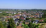 Ortenberg, Blick von Schlo Ortenburg Richtung Nord-West, auf den Ort mit der St.Bartholomuskirche und auf den bergang zur Stadft Offenburg dahinter, Aug.2022