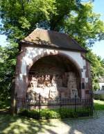 Offenburg, die lberg-Szene von 1524 an der Hl.-Kreuz-Kirche, ist das wertvollste historische Kunstdenkmal der Stadt, Juni 2013