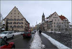 Rottweil, die lteste Stadt in Baden-Wrttemberg -    Blick in die Altstadt entlang der Hochbrckstrae, mit dem Turm der Kapellenkirche rechst und dem Aufzugstestturm im
