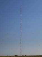 Rohrdorf bei Mekirch/Oberschwaben, der 1964 errichtete 244m hohe Gittermast dient als Sendeanlage (Bodenseesender), Aug.2013
