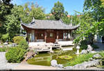 Pavillon mit Teich im Chinesischen Garten Stuttgart.