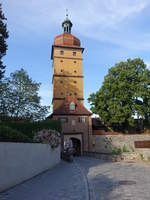 Dinkelsbhl, Segringer Tor, Westliches Stadttor, fnfgeschossiger verputzter Torturm mit Gesimsgliederung, Zwiebelhaube und Laterne, neu erbaut von Antonio Don 1655–1660 (21.05.2018)
