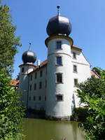 Thundorf, Wasserschloss, Dreigeschossiger Massivbau mit Halbwalmdach und zwei viergeschossigen Rundtrmen mit Zwiebelhauben am nrdlichen und sdlichen Gebudeende, erbaut um 1600