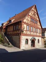 Sulzthal, Gasthaus zum Hirschen in der Buggasse, Zweigeschossiger giebelstndiger Satteldachbau mit massivem Erdgeschoss, Fachwerkobergeschoss und -giebel, erbaut 1551 (07.07.2018)