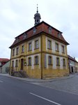 Baunach, Altes Rathaus in der Burgstrae, zweigeschossiger Mansardwalmdachbau mit Dachreiter, erbaut 1744 (24.03.2016)