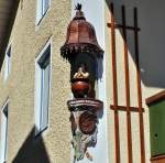 Heiligenfigur an einem Hauseck in Berchtesgaden (sieht aus wie Missionar im Kochtopf!!) - 26.04.2012