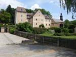 Schloss Waffenbrunn, zweigeschossiger Bau mit Sattel- und Walmdchern, erbaut ab dem 16.