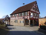 Gemnda, Gemeindehaus mit Schmiede, zweigeschossiger Satteldachbau, Erdgeschoss massiv mit von Steinpfeilern gesttztem Vorbau, erbaut 1587 (08.04.2018)