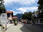 Garmisch-Partenkirchen, Blick ber den Michael-Ende-Platz und die Fugngerzone, Aug.2015