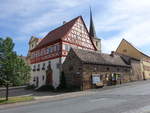 Stadelschwarzach, historisches Rathaus in der Wrzburger Strae, dreigeschossiger Bau mit Fachwerkobergeschoss und Barockportal, erbaut 1605 (28.05.2017) 
