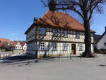 Loffeld, Gemeindehaus, Zweigeschossiges Walmdachgebude mit Dachreiter, im Obergeschoss Zierfachwerk, erbaut von 1751 bis 1752 (07.04.2018) 