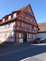 Marktzeuln, Fachwerkhaus in der Strae Am Flecken, erbaut 1697 (07.04.2018)
