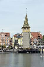 LINDAU (Bodensee), 07.05.2023, Blick auf von der Hafeneinfahrt auf den Mangturm an der Hafenmole, Lindaus Leuchtturm von 1180 bis 1856