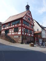 Mnchberg, historisches Rathaus in der Hauptstrae, zweigeschossiges reich gestaltetes Zierfachwerkhaus ber massivem unverputztem Kellervollgeschoss, erbaut 1607 (13.05.2018)