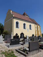 Altenstadt, alte Maria Himmelfahrt Kirche, Saalkirche mit Steildach und eingezogenem Chor, Langhaus im Kern romanisch, Chor und Turm sptgotisch (21.05.2018)