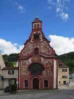 Die Heilig-Geist-Spitalkirche mit ihrer farbenfrohen Rokokofassade entstand zwischen 1748 und 1749.