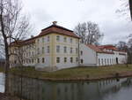 Kfering, Wasserschloss, dreigeschossige Dreiflgelanlage mit Mansardwalmdchern, erbaut von 1680 bis 1720 (28.02.2017)