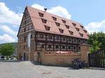 Spalt, ehemaliges Kornhaus und Zehentscheune am Gabrieliplatz, dreigeschossiger Fachwerkbau mit Backsteinausfachung, erbaut 1456 (26.05.2016)