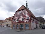 Hilpoltstein, altes Rathaus, zweigeschossiger, giebelstndiger Satteldachbau mit Fachwerkobergeschoss und -giebel, Mitte 16.