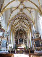 Erlach, Innenraum der Maria Himmelfahrt Kirche, Netzrippengewlbe und ein groes Chorfresko Christi Geburt aus der zweiten Hlfte des 16.