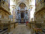 Ebrach, Hochaltar und klassizistisches Chorgesthl in der Klosterkirche Maria Himmelfahrt, Altarbild von H.