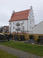 Schloss Sallach, stattlicher, das Ortsbild beherrschender Bau mit Staffelgiebeln und zwei halbrunden Eckerkern, erbaut 1595 (26.12.2016)
