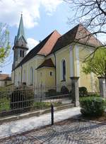 Erbendorf, Katholische Pfarrkirche Mari Himmelfahrt, verputzter Massivbau mit schlichter Putzgliederung und eingezogenem, dreiseitig geschlossenem Chor, erbaut 1796 (22.04.2018)
