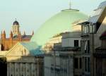 Blick aus der Behrenstrae im Berliner Bezirk Mitte auf drei bedeutende Gebude der Hauptstadt: Im Vordergrund die Kuppel der St.