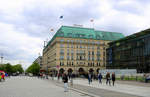 Blick auf das Hotel Adlon neben der Akademie der Knste in Berlin.
