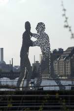 Die Skulptur Molecule Man steht in der Spree zwischen Elsenbrcke und Oberbaumbrcke nahe dem Schnittpunkt der drei Ortsteile Kreuzberg, Alt-Treptow und Friedrichshain.