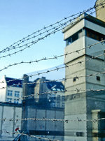 Stacheldraht vor ehemaligem DDR-Wachtturm an der Zimmerstrae in Berlin.