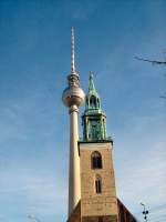 Fernsehturm und Turm der Marienkirche in Berlin, endlich wieder bei Sonnenschein am 10.