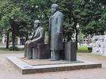 Das Marx-Engels-Denkmal  (errichtet in 1980er Jahren) in Berlin-Mitte nun auf  den Grnflche an der Karl-Liebknecht-Brcke, gesehen am 24.