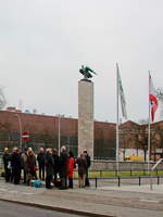 Das Gefallenenehrenmal zum Gedenken an die etwa 3000 im Ersten Weltkrieg gefallenen Siemens-Mitarbeiter befindet sich auf dem sdstlichen Vorplatz des Verwaltungsgebudes am Rohrdamm /