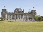 Der Bundestag / das Reichstagsgebude gesehen von der Paul-Lbe-Allee am 06.