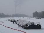 Betreten der Eisflchen in Berlin Rummelsburg - nach mehreren Tagen tiefer Temperaturen wohl kein Problem.