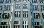 Fenster mit Gitter an der ehemaligen Berliner Mauer.