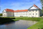 Blick auf den nrdlichen Teil des Schlosses Rheinsberg am Schlossgarten, der auch die Musikakademie Rheinsberg beinhaltet.