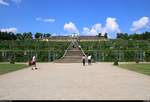 Potsdam: Blick auf das Schloss Sanssouci mit seinen zahlreichen Stufen.