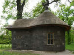 Das runde Waldhuschen  Borkenkche  wurde ursprnglich 1796 errichtet, 1958 wegen Bauflligkeit abgetragen und 2012 wiedererrichtet.